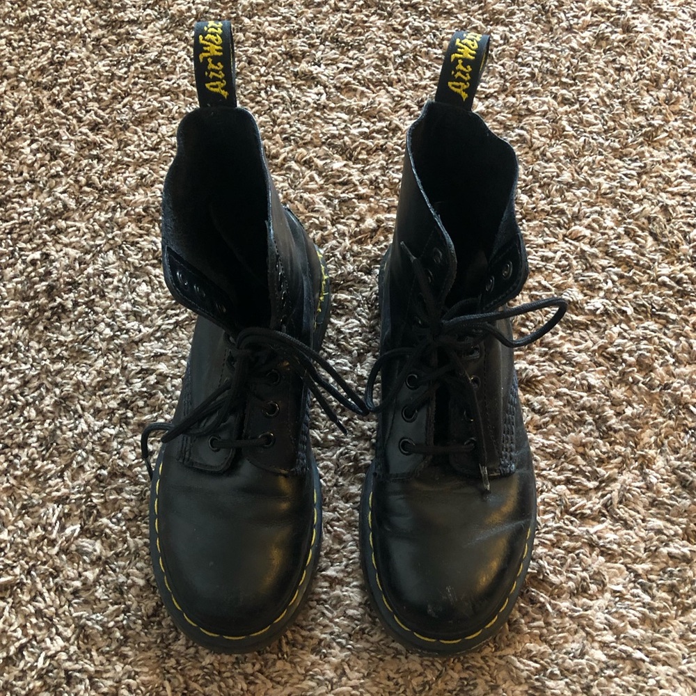 DOC MARTENS leather lace up boots!